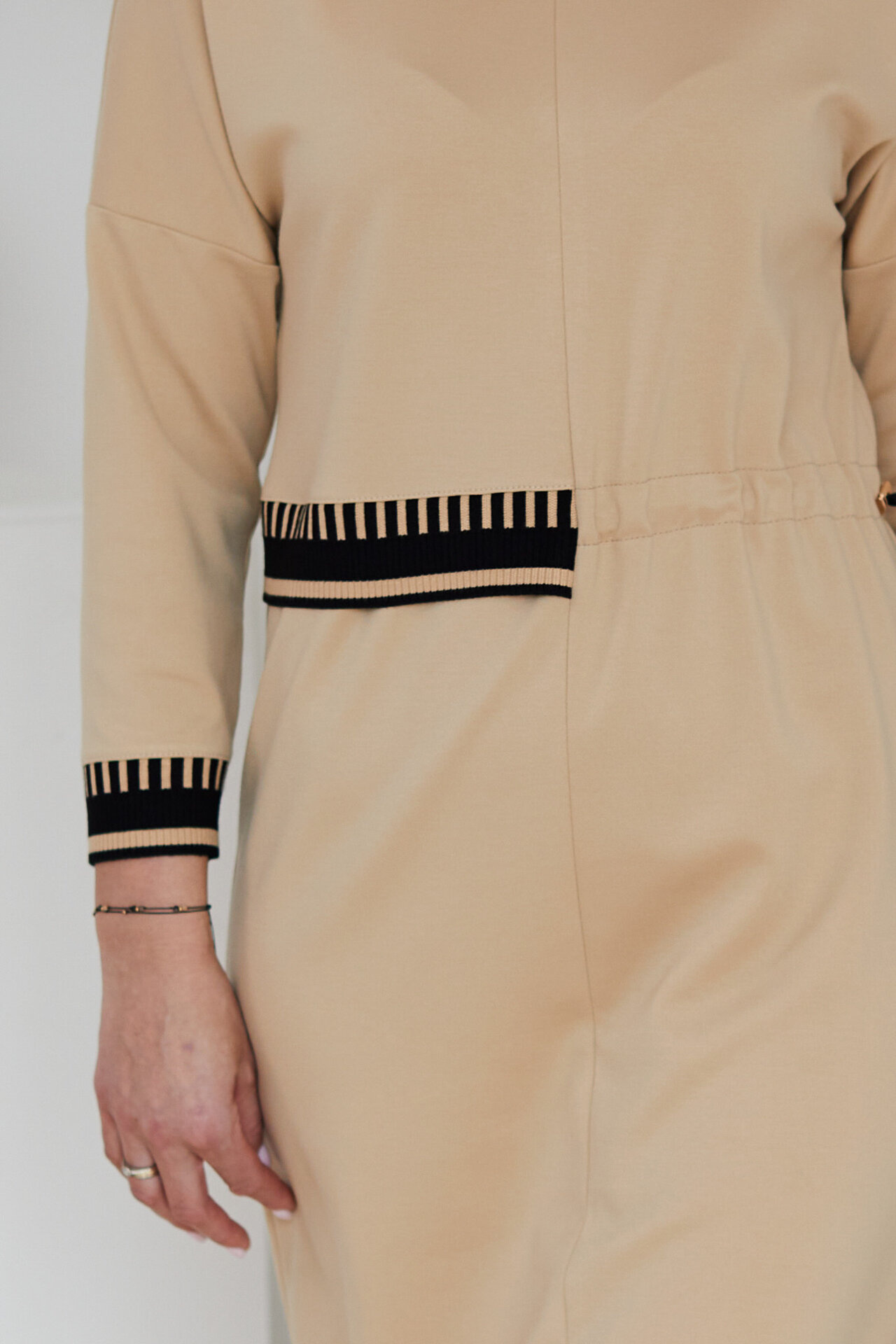 Wizytowa beżowa sukienka z elastycznej dzianiny