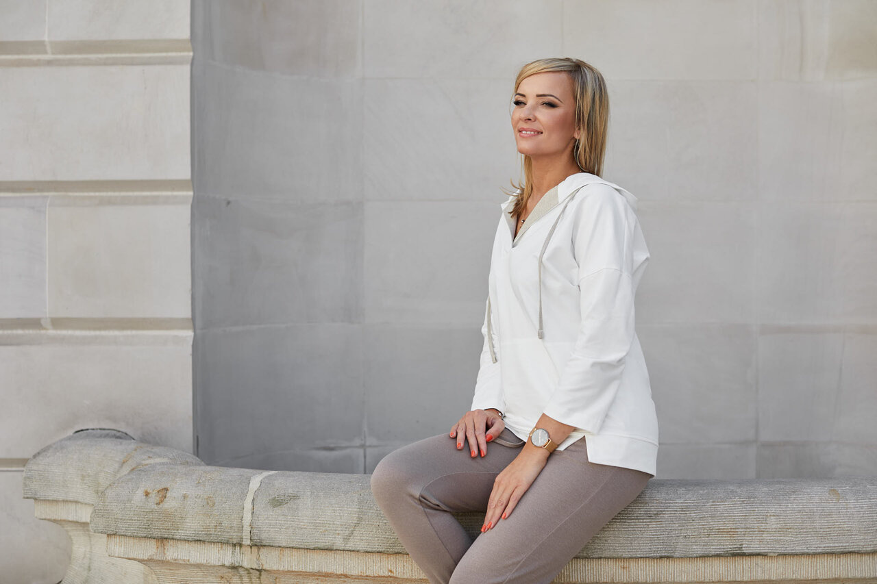 Sportowo elegancka bluza z kapturem ecru