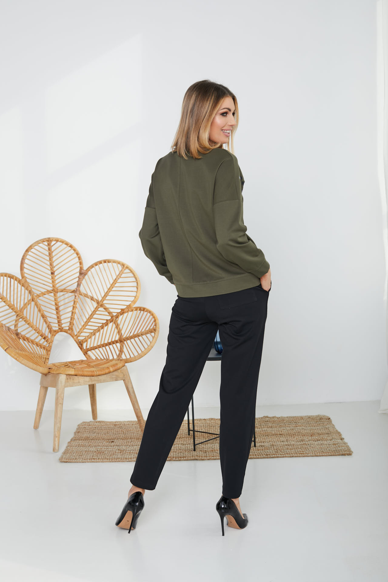 Classic, elegant and sporty set (sweatshirt + pants)