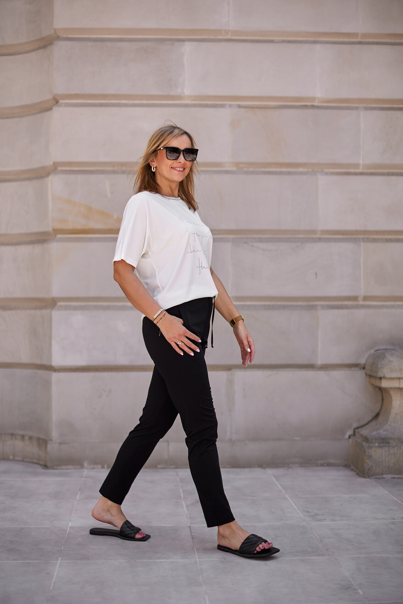 Sportily elegant blouse with rhinestones and a decorative cuff