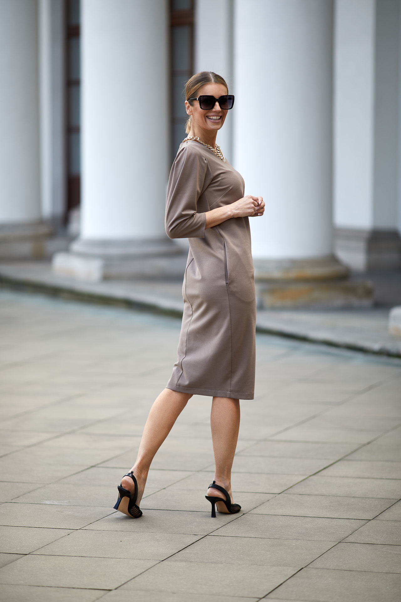 Sukienka z łańcuchem