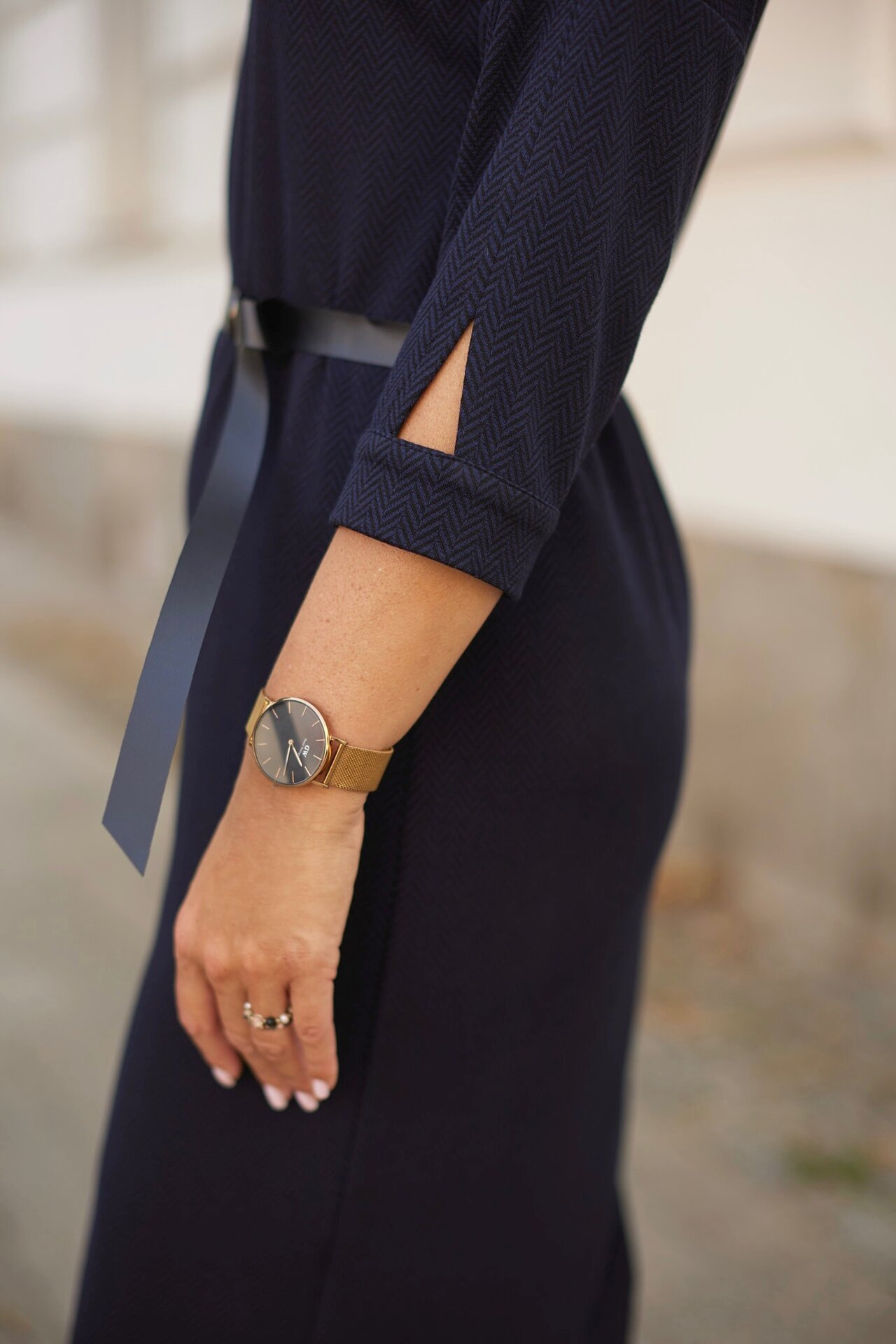 Dzianinowa sukienka z paskiem wzór jodełka granat