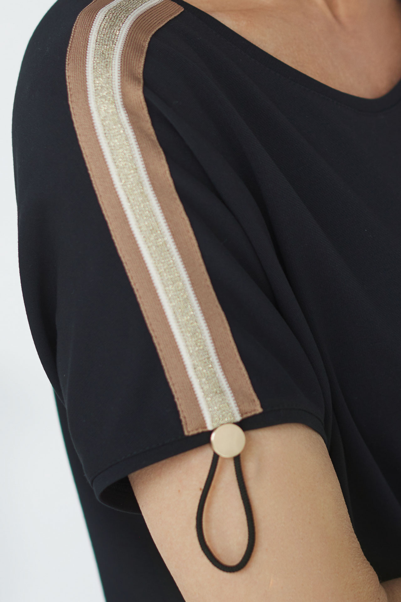 Knitted dress with short sleeves, decorative ribbons