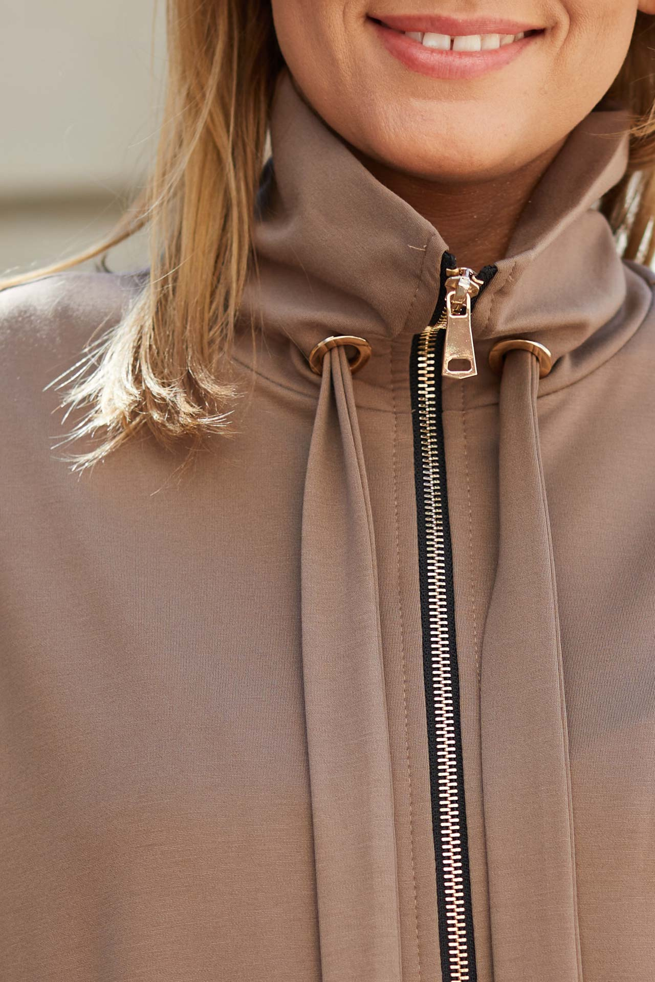 Rozpinana bluza z suwakiem beżowa