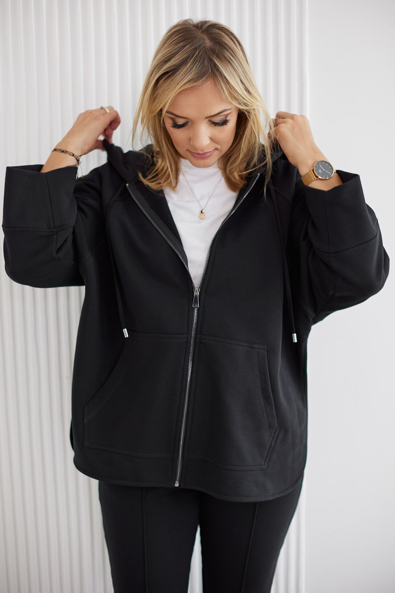 Rozpinana bluza z kapturem w kolorze czarnym