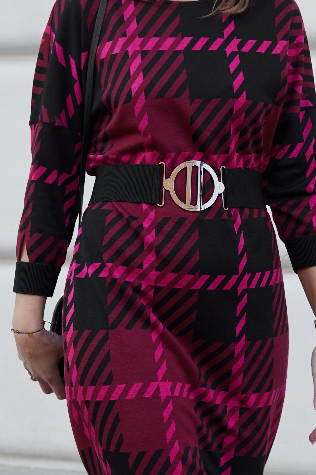 Amarantowo czarna sukienka za kolano z paskiem w komplecie