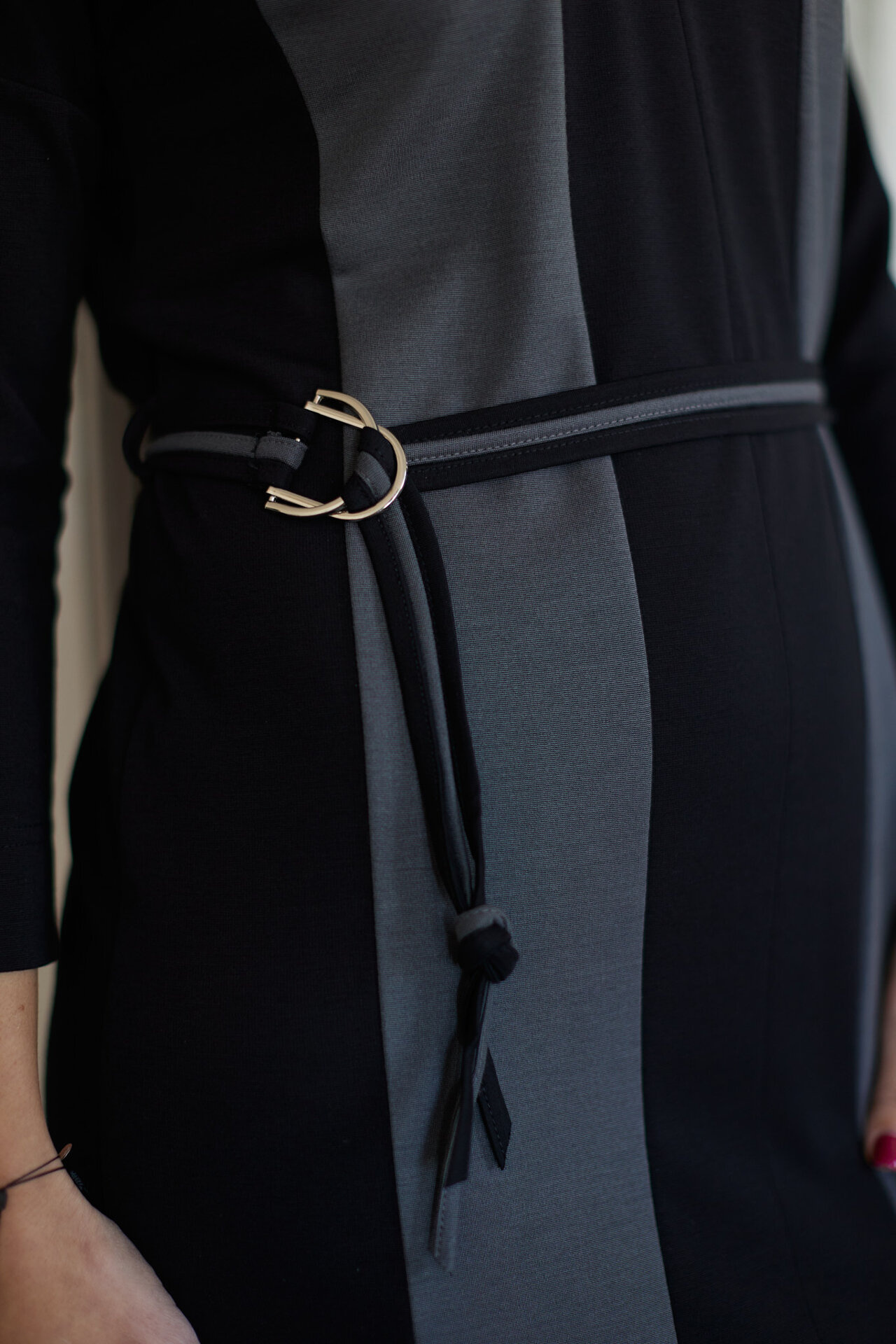 Elegancka sukienka za kolano z łączonych dzianin