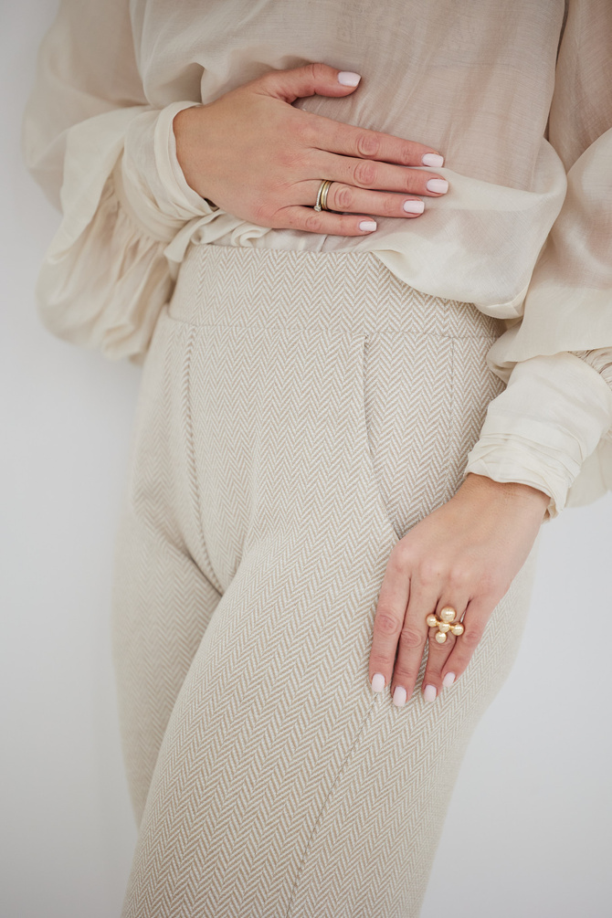 Elegant flared trousers with a herringbone pattern