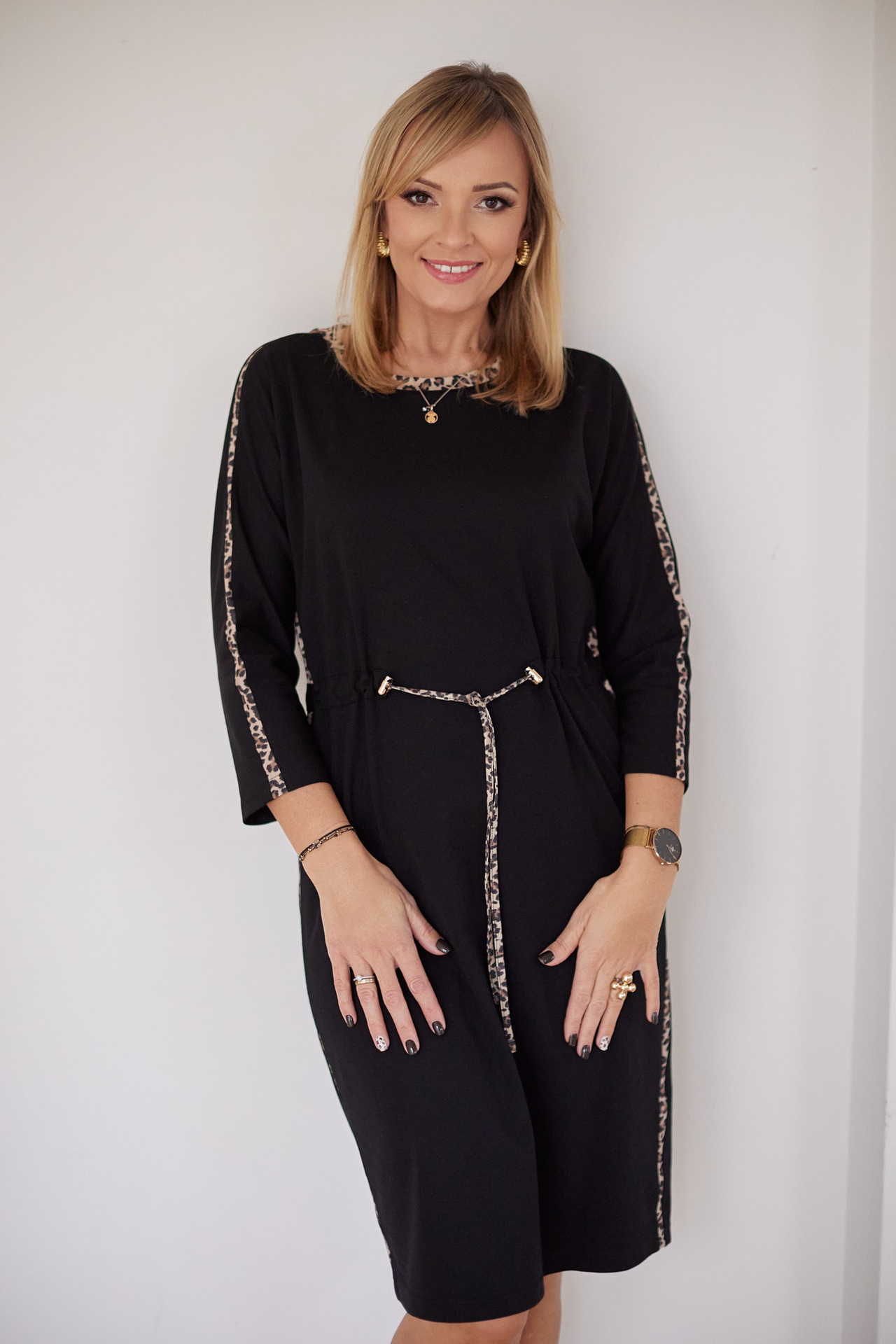 Czarna sukienka z dzianiny morgan z ozdobnymi motywami (panterka)