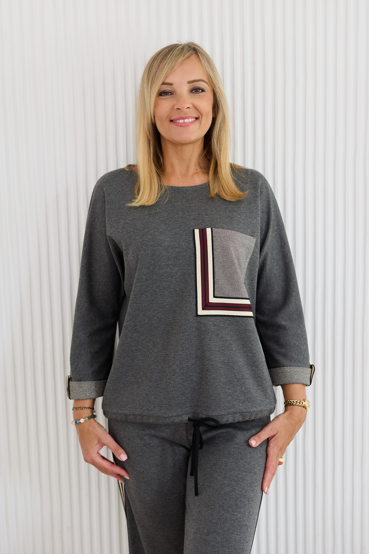 Sportowo elegancki komplet bluza+spodnie z lampasami bordo