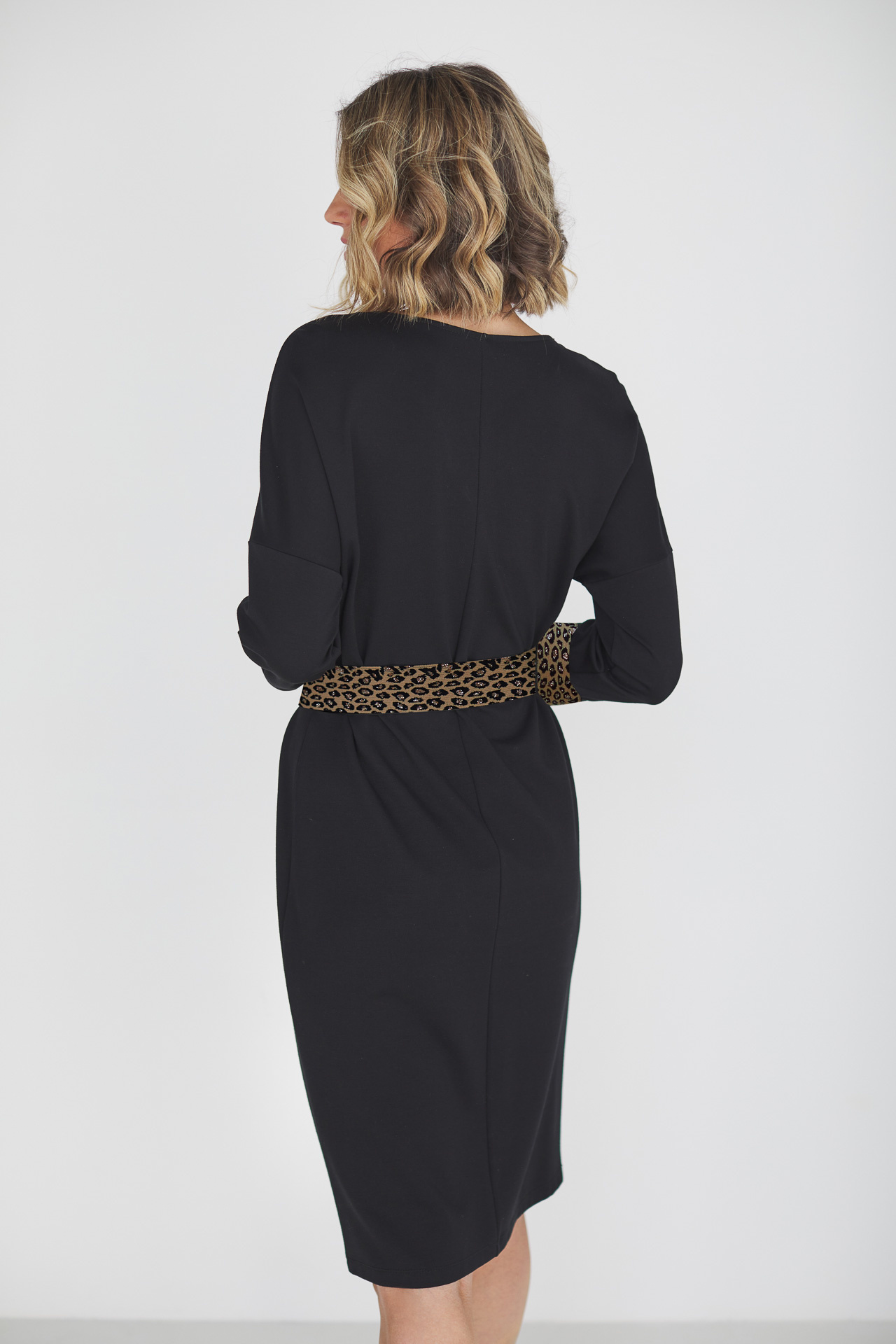 Czarna sukienka z paskiem w lamparci print
