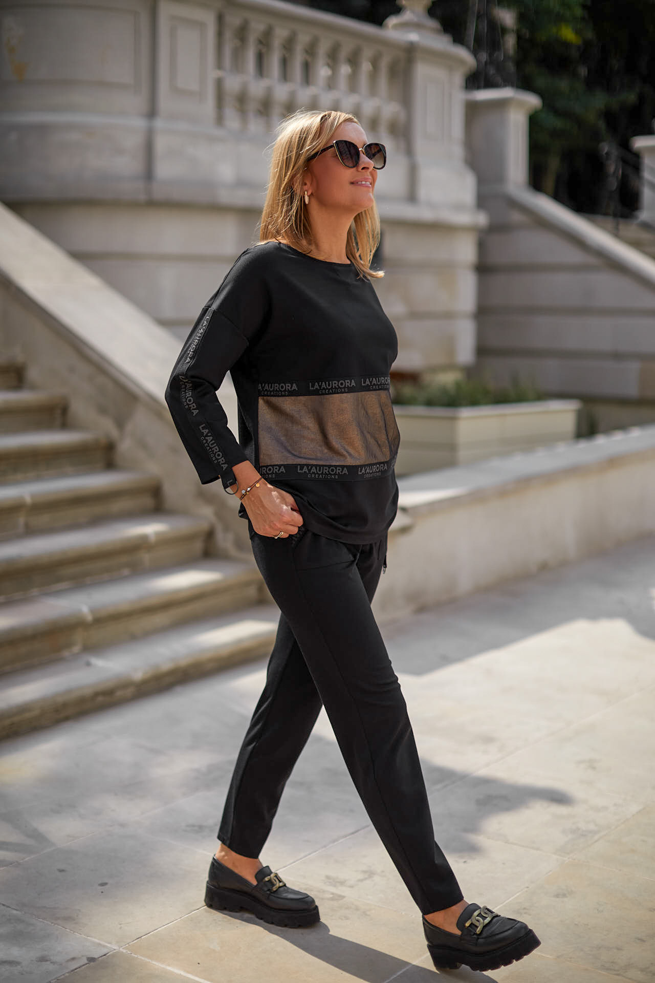 Czarny elegancki komplet bluza + spodnie z ozdobnymi taśmami