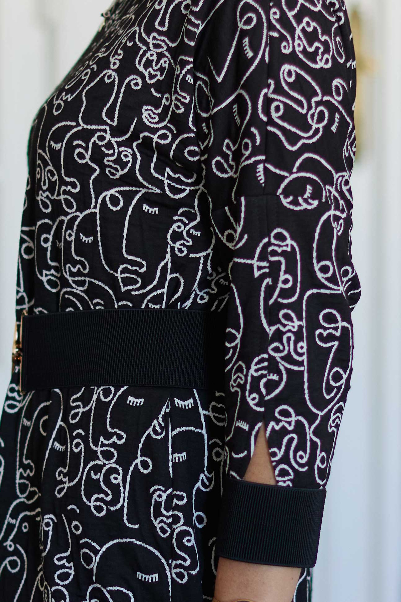 Czarna sukienka za kolano z paskiem w komplecie z białym wzorem