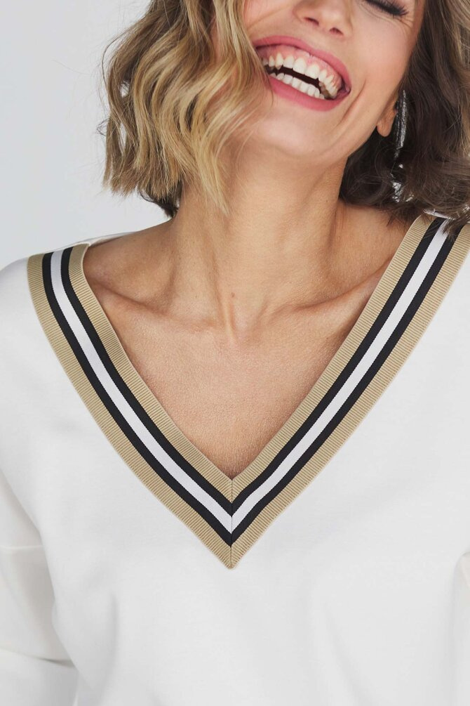 Ecru V-neck sweatshirt