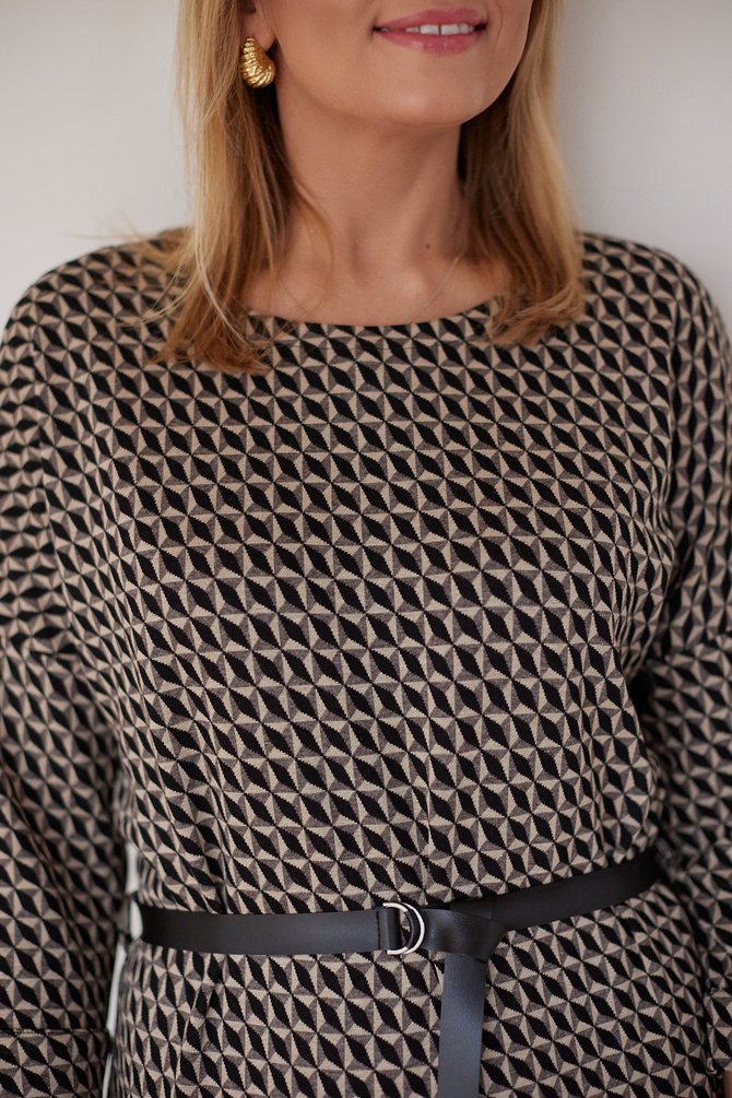 Dzianinowa sukienka z paskiem w żakardowy wzór (sześciokąt)