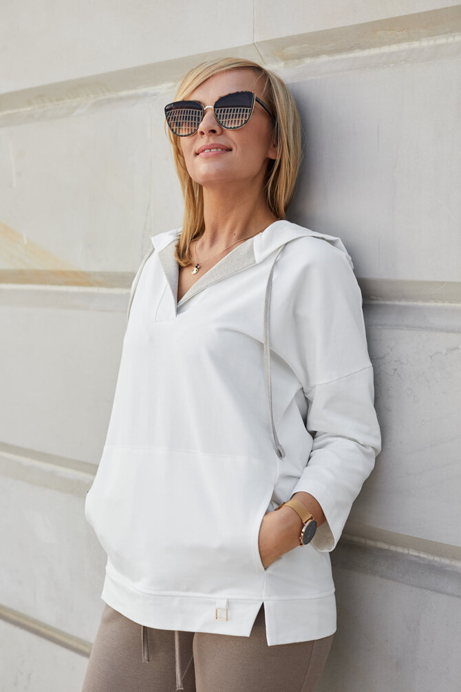 Sporty and elegant ecru hoodie