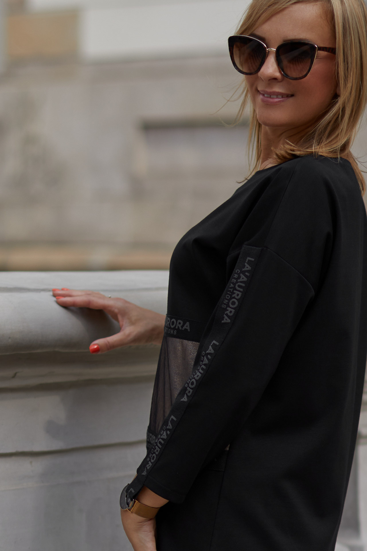 Czarny elegancki komplet bluza + spodnie z ozdobnymi taśmami