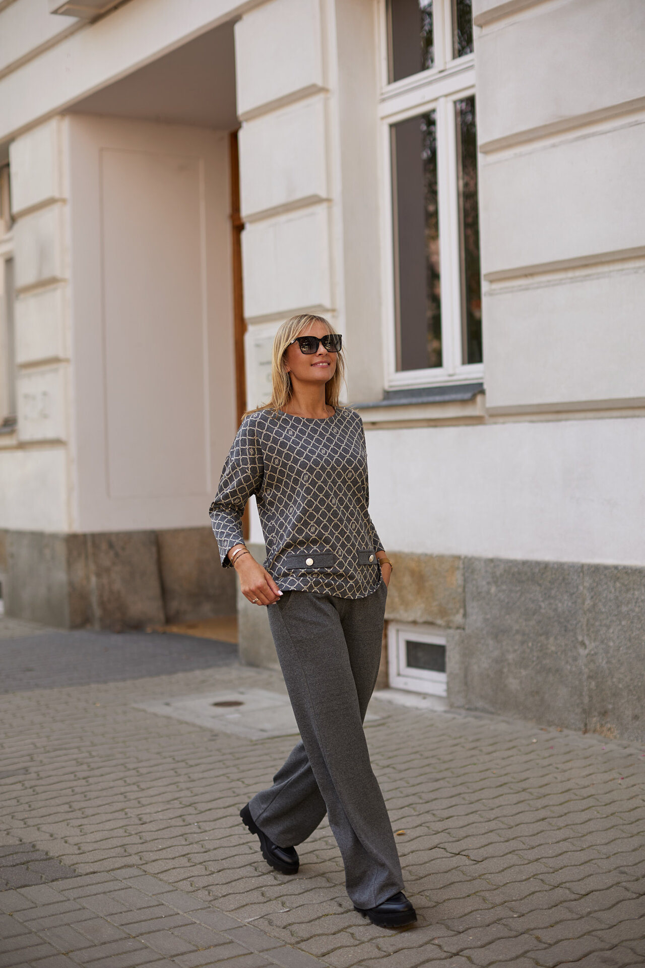 Eleganckie rozszerzane spodnie wzór jodełka