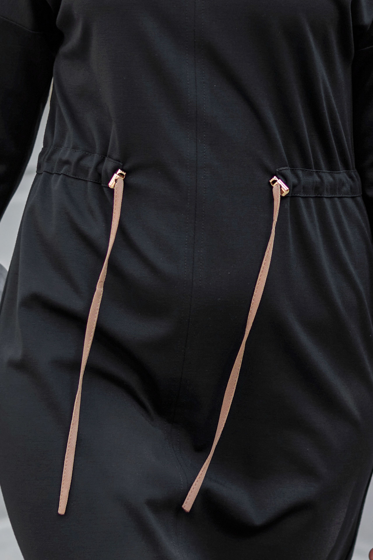 Sukienka z ozdobnymi guzikami na ramionach