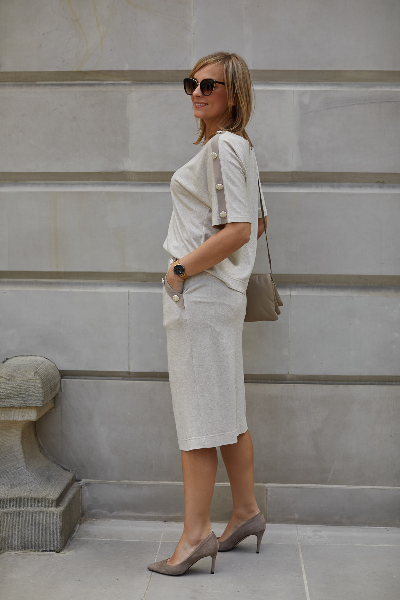 Wizytowy komplet (bluzka+spódnica) z wplecioną złotą nitką i ozdobnymi guzikami 