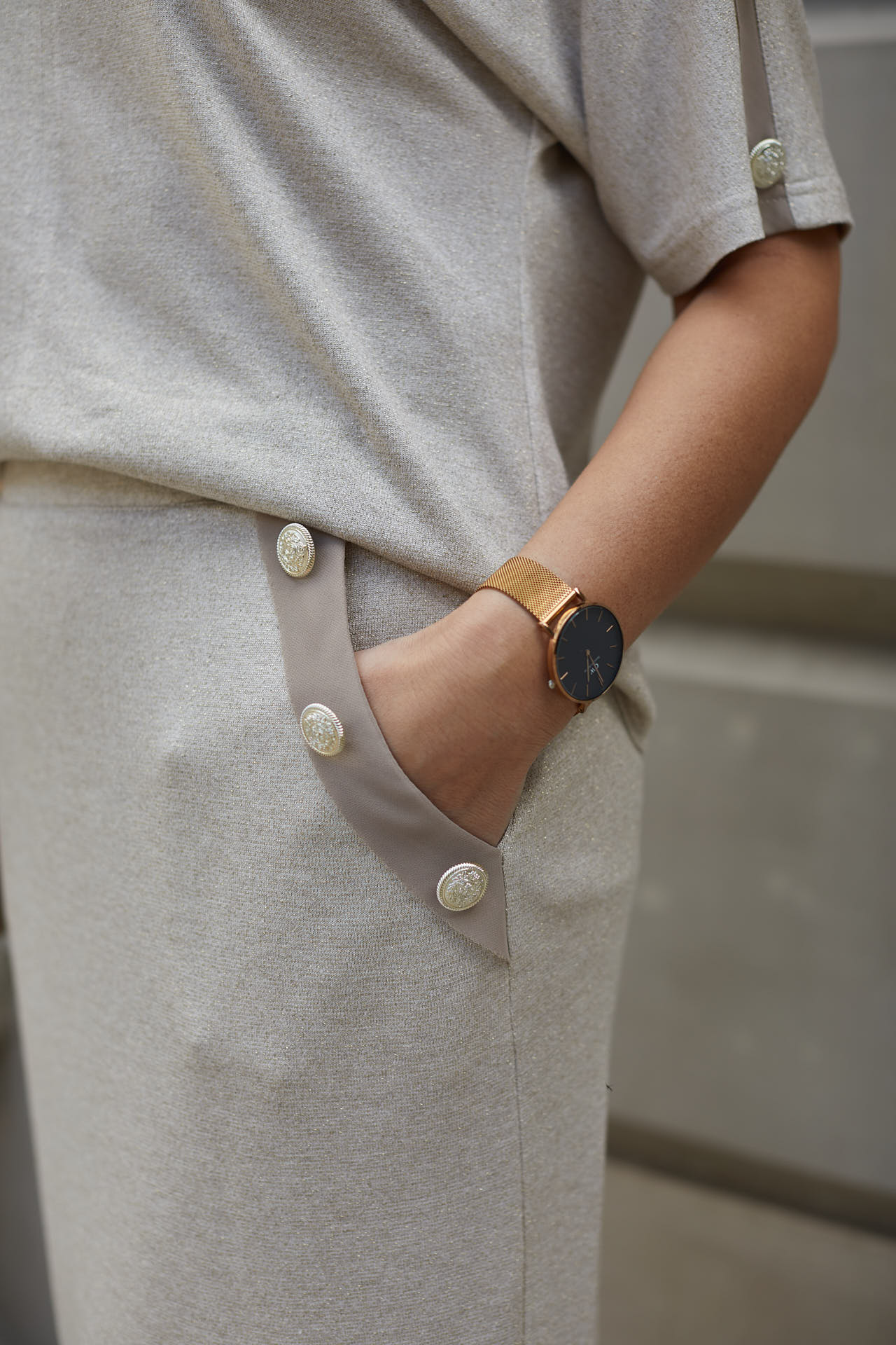 Wizytowy komplet (bluzka+spódnica) z wplecioną złotą nitką i ozdobnymi guzikami 