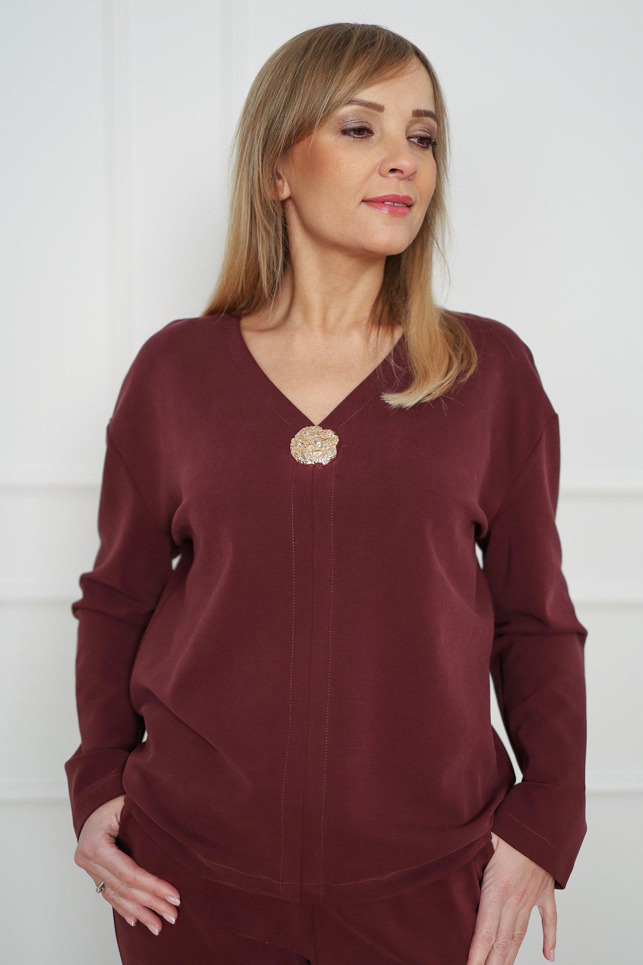 Sweatshirt + pants set with a crushed badge, burgundy