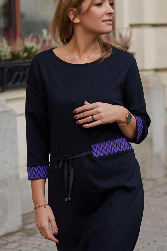 Komfortowa sukienka z opadającym rękawem czarno fioletowa