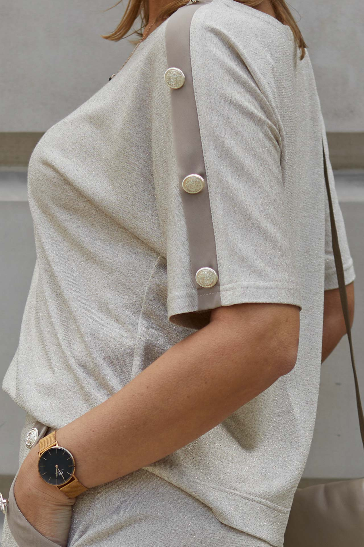 Wizytowy komplet (bluzka+spódnica) z wplecioną złotą nitką i ozdobnymi guzikami 