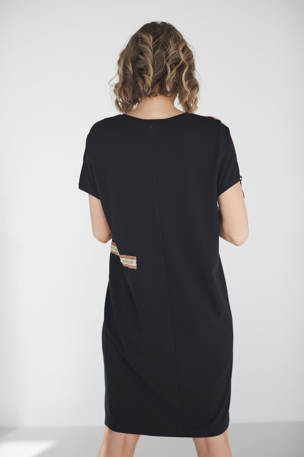 Knitted dress with short sleeves, decorative ribbons