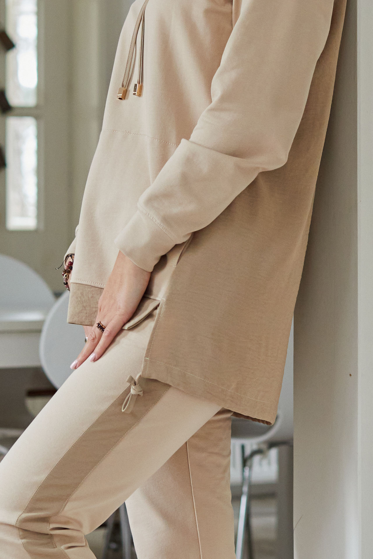 Komplet dresowy z łączonych tkanin, bluza + spodnie z lampasem