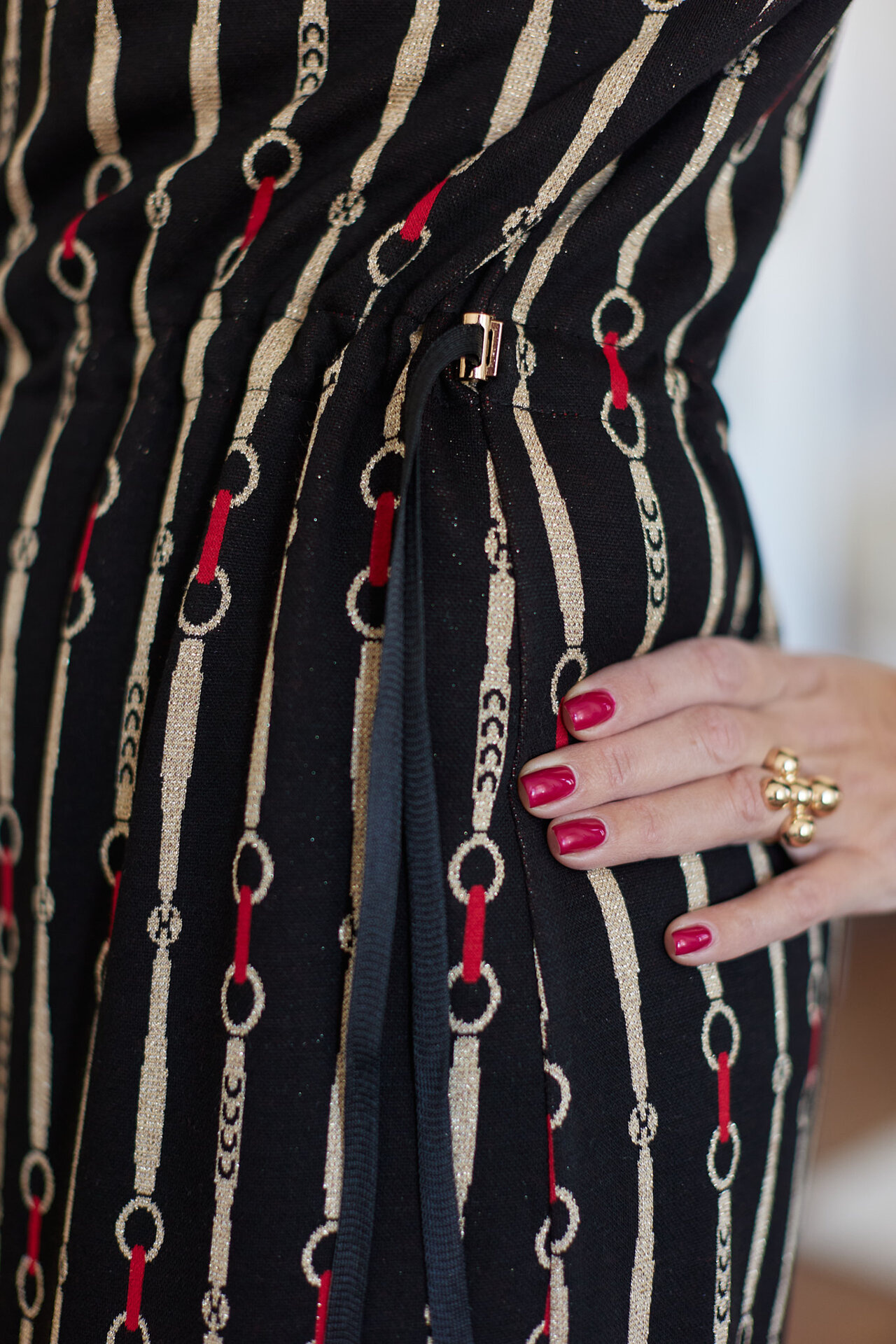 Elegant knee-length dress with woven gold thread