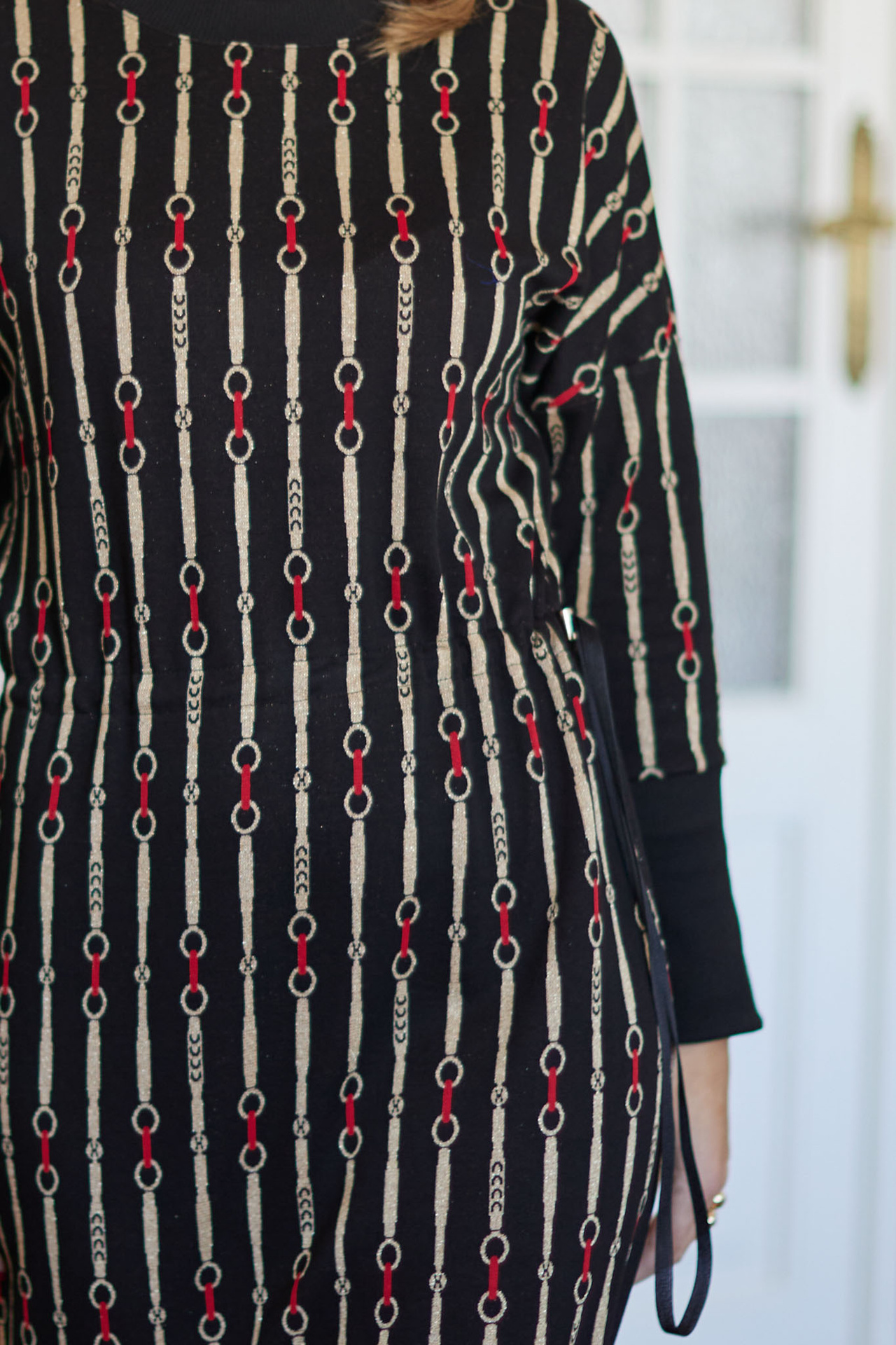 Elegant knee-length dress with woven gold thread