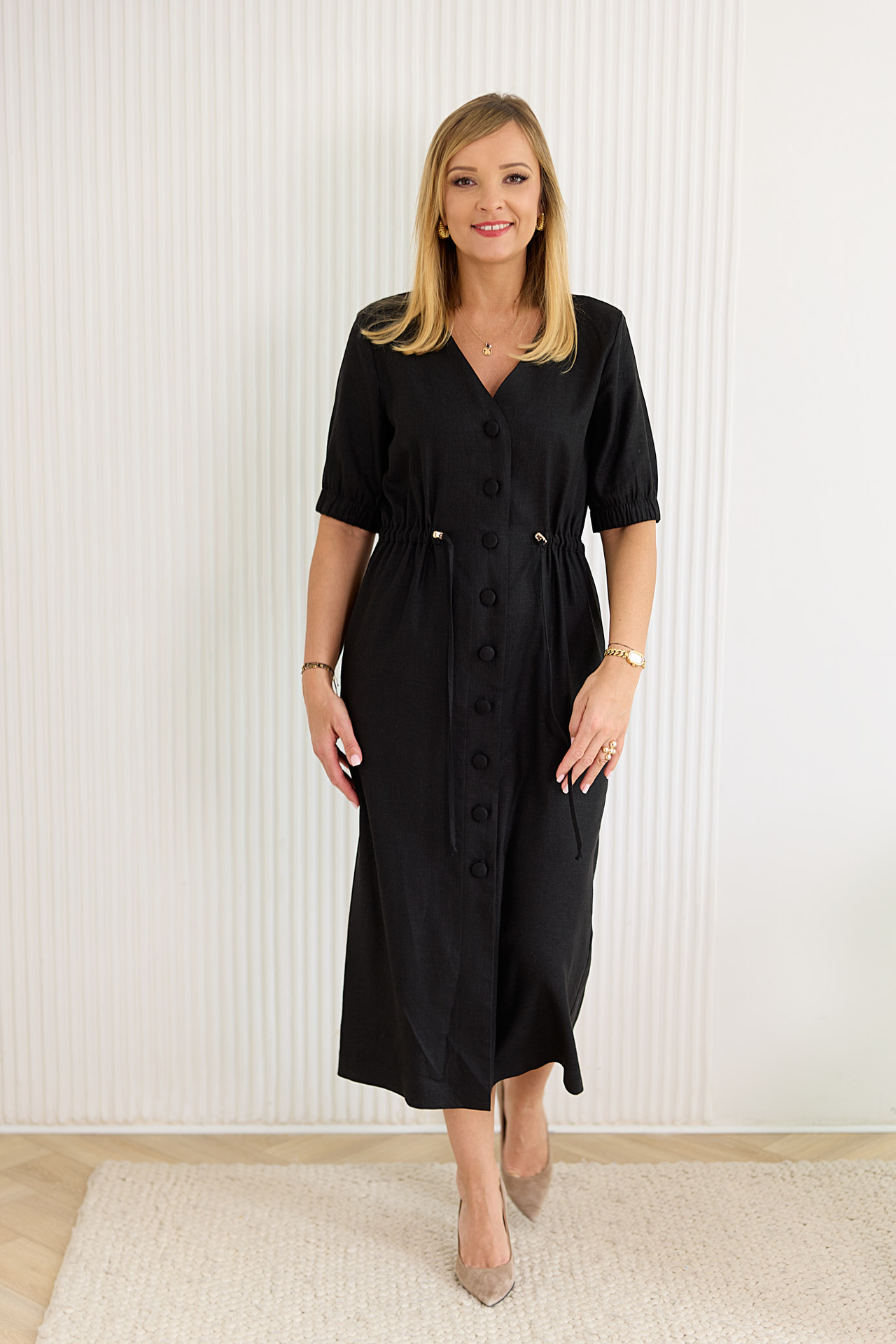 Lniana sukienka za kolana z regulacją w talii, powlekane guziki