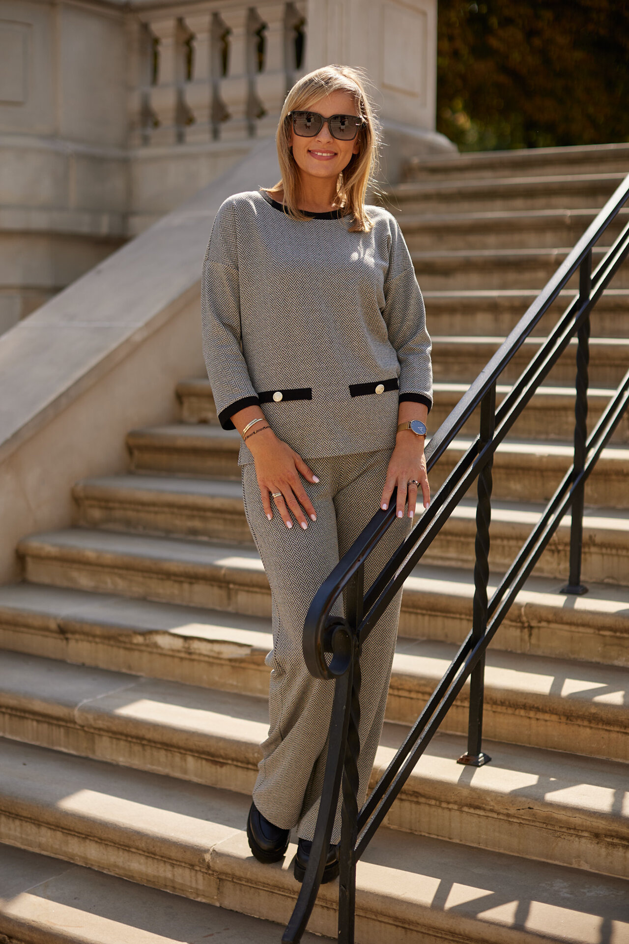 Elegant flared trousers with a herringbone pattern