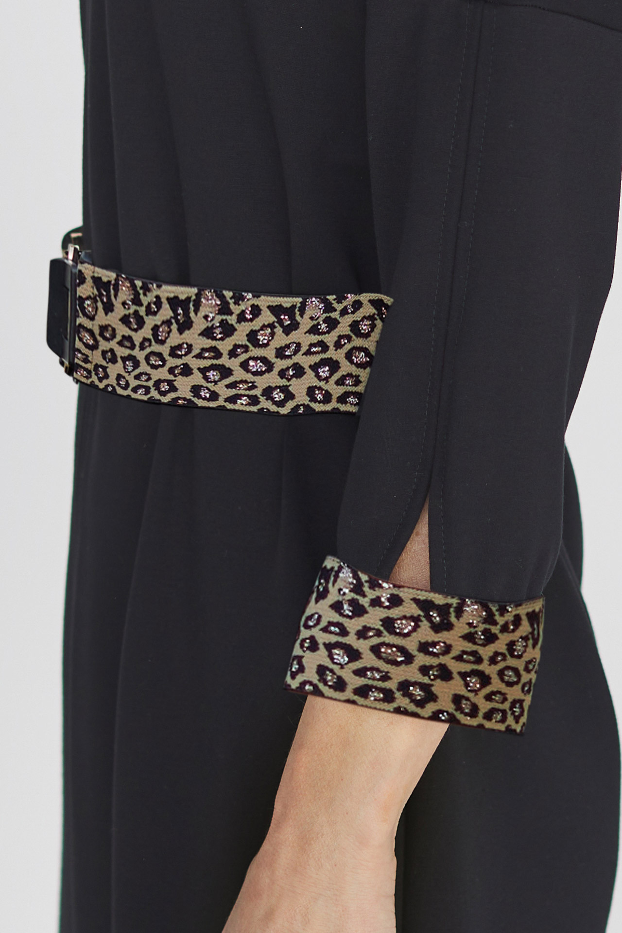 Czarna sukienka z paskiem w lamparci print