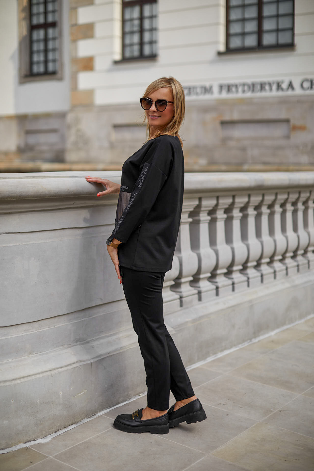 Czarny elegancki komplet bluza + spodnie z ozdobnymi taśmami