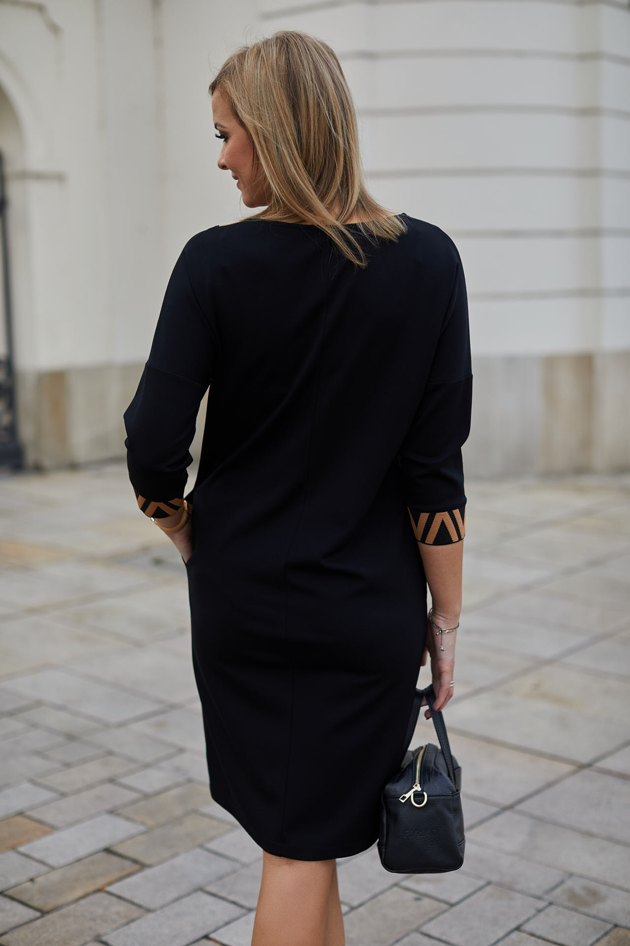 V-neck dress with pockets, black & caramel