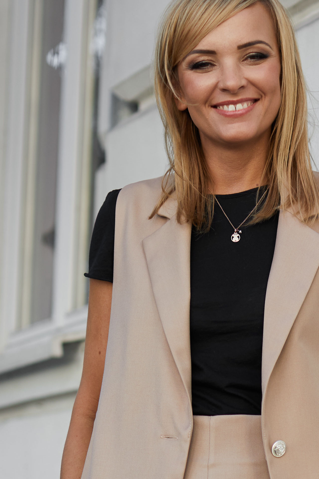 Elegancka, beżowa kamizelka żakietowa na podszewce