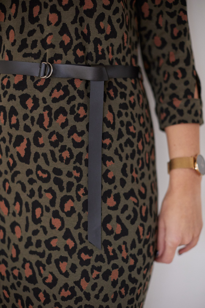 Dzianinowa sukienka z paskiem, wzór panterka khaki