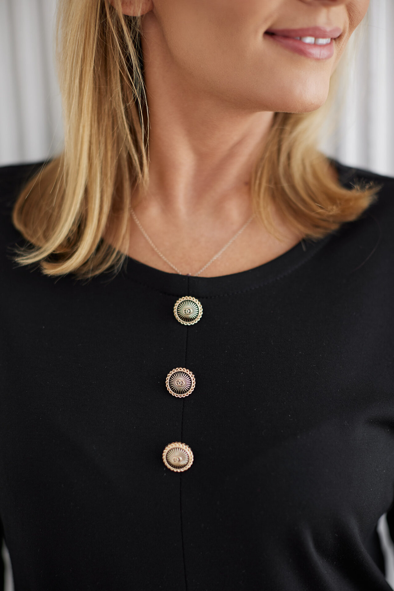 Dzianinowa sukienka z ozdobnymi guziczkami 