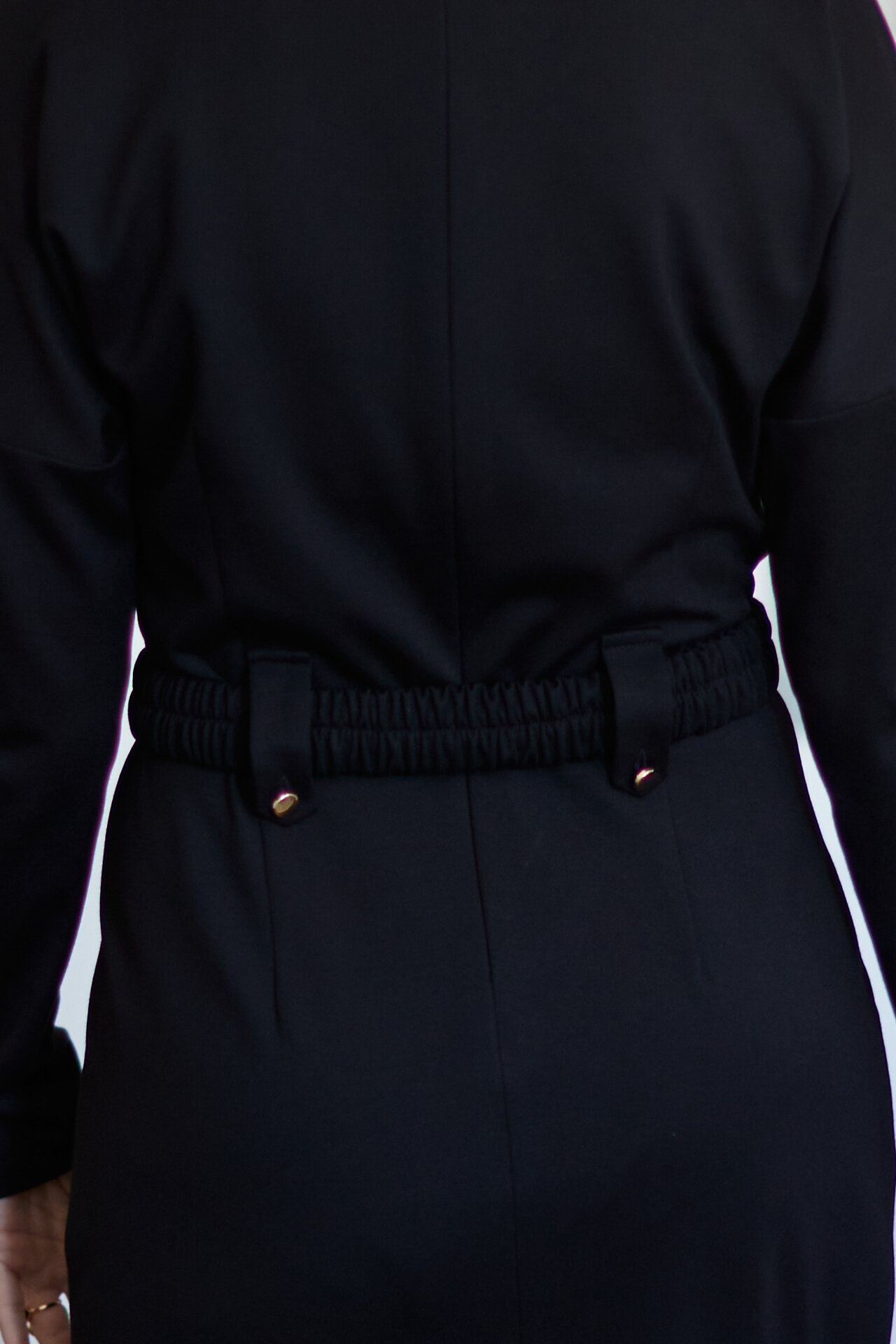 Elegancka czarna sukienka ze złotymi okuciami