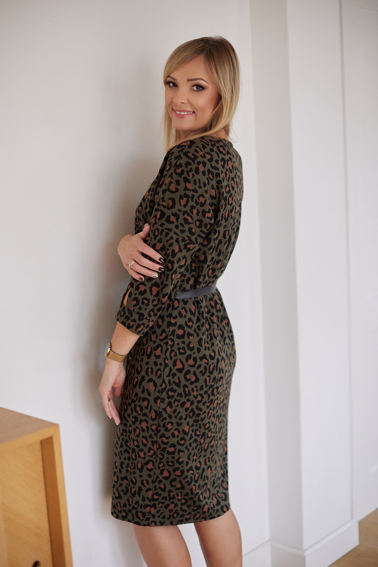 Dzianinowa sukienka z paskiem, wzór panterka khaki