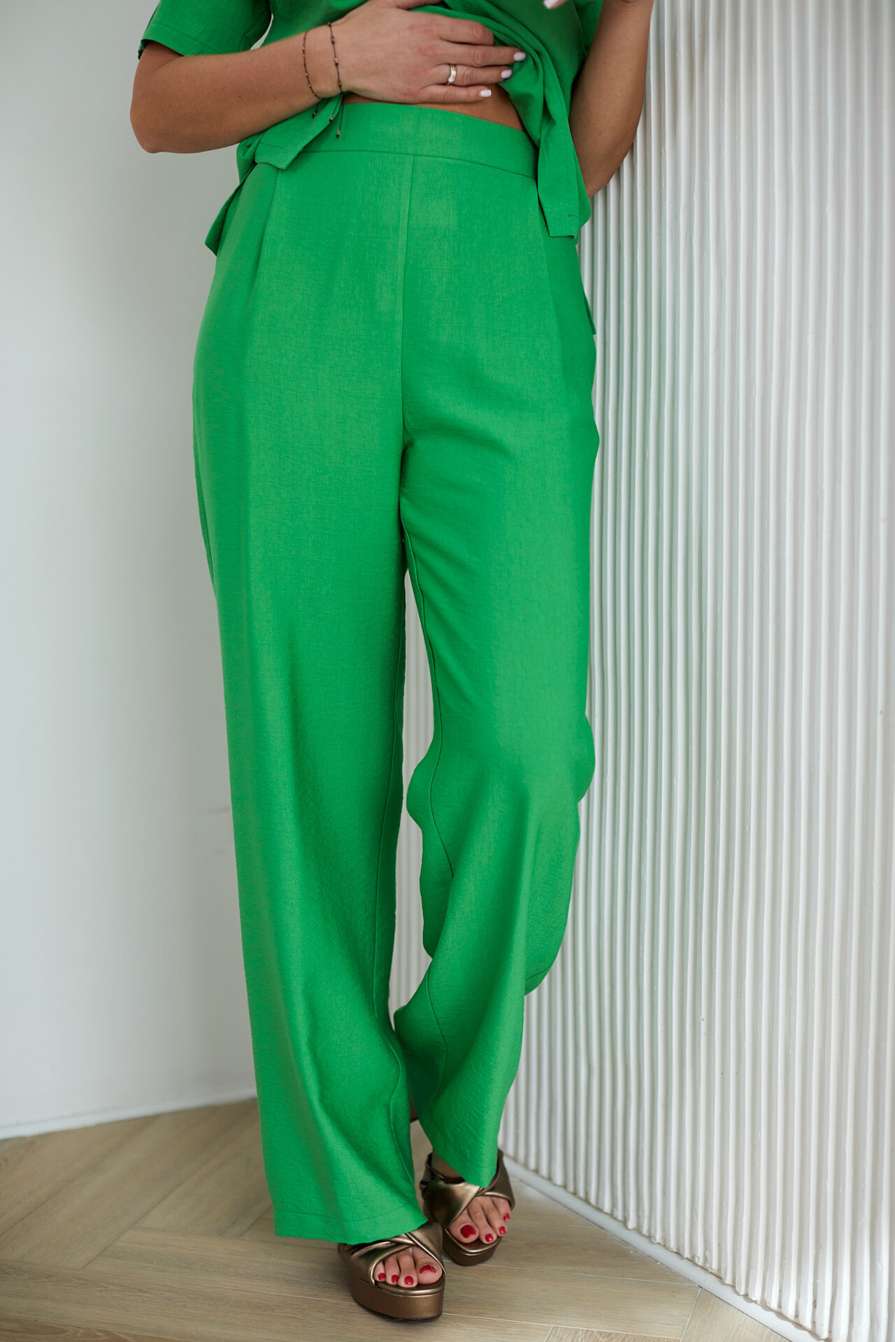 Wizytowy komplet z odpinanym kwiatkiem (bluzka+spodnie) 