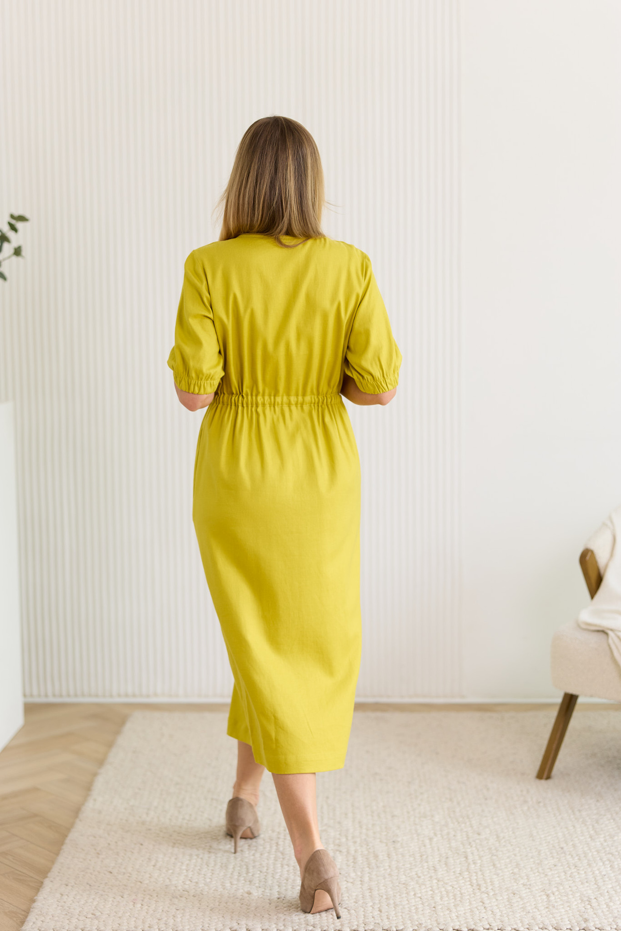 Lniana sukienka za kolana z regulacją w talii, powlekane guziki