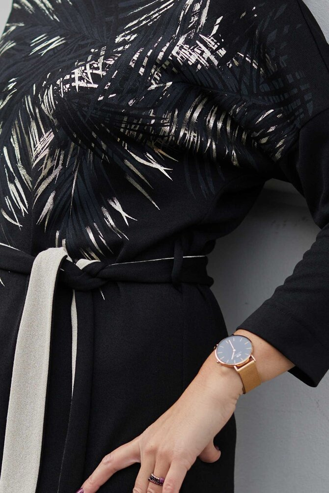 Dzianinowa sukienka za kolano z paskiem i drukiem