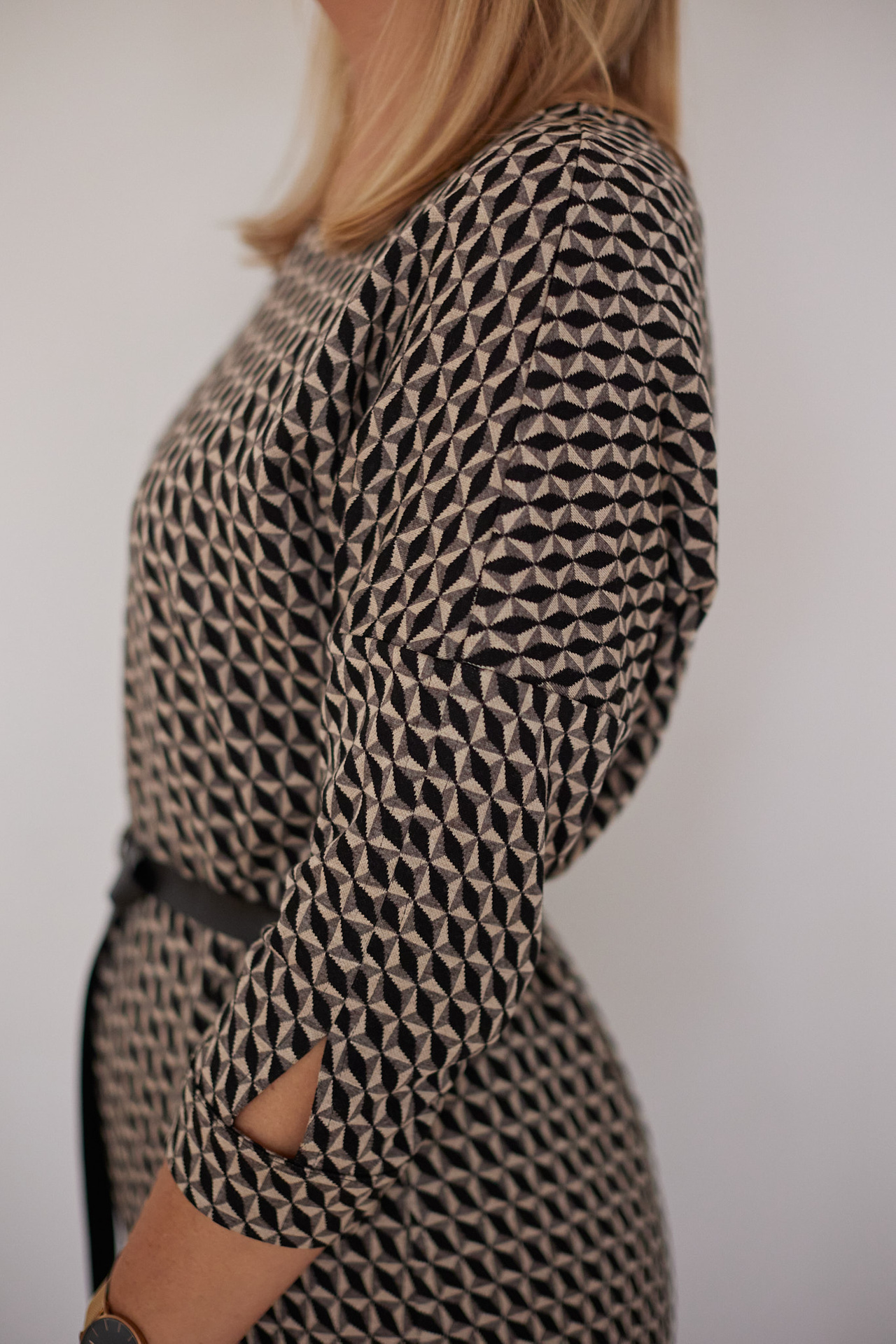 Dzianinowa sukienka z paskiem w żakardowy wzór (sześciokąt)